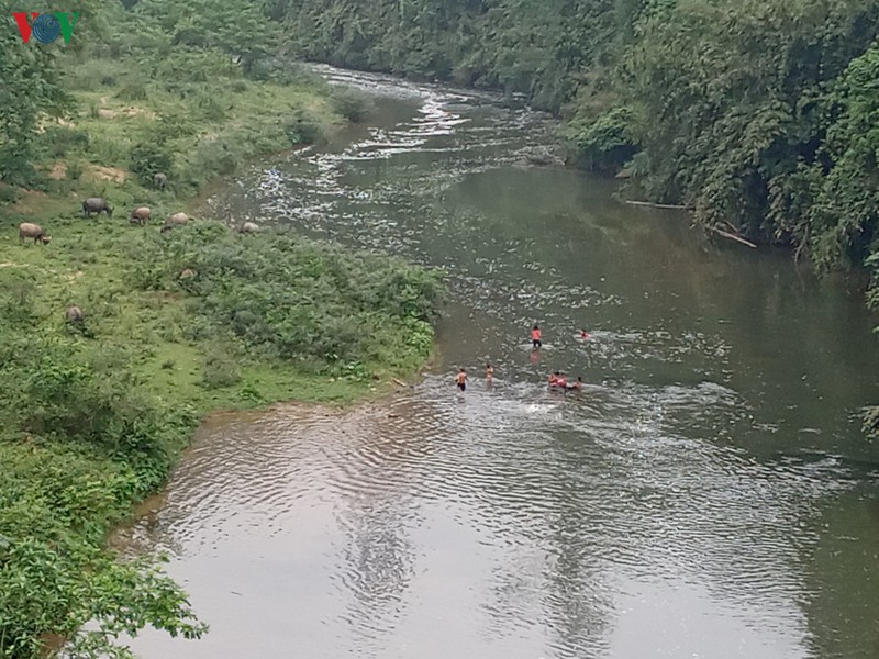 bac kan: tieng keu cuu tu dong song pho day hinh 4
