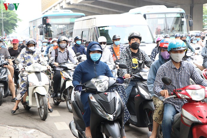 hoc sinh di hoc tro lai, moi nga duong o ha noi xe chat nhu nem coi hinh 5