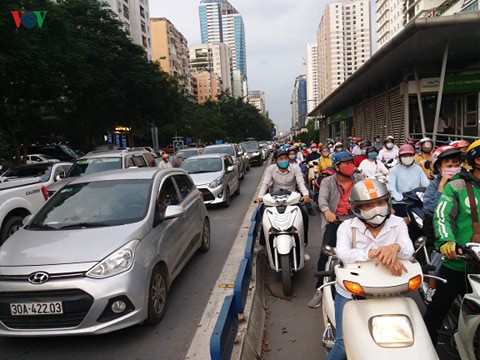 hoc sinh di hoc tro lai, moi nga duong o ha noi xe chat nhu "nem coi" hinh 12