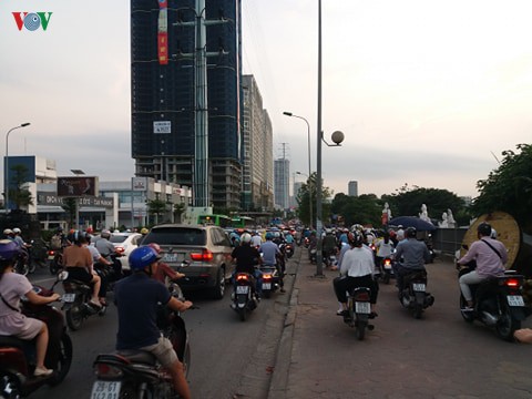 hoc sinh di hoc tro lai, moi nga duong o ha noi xe chat nhu "nem coi" hinh 13