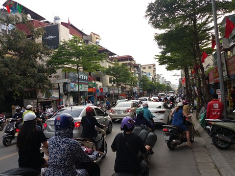 hoc sinh di hoc tro lai, moi nga duong o ha noi xe chat nhu "nem coi" hinh 14