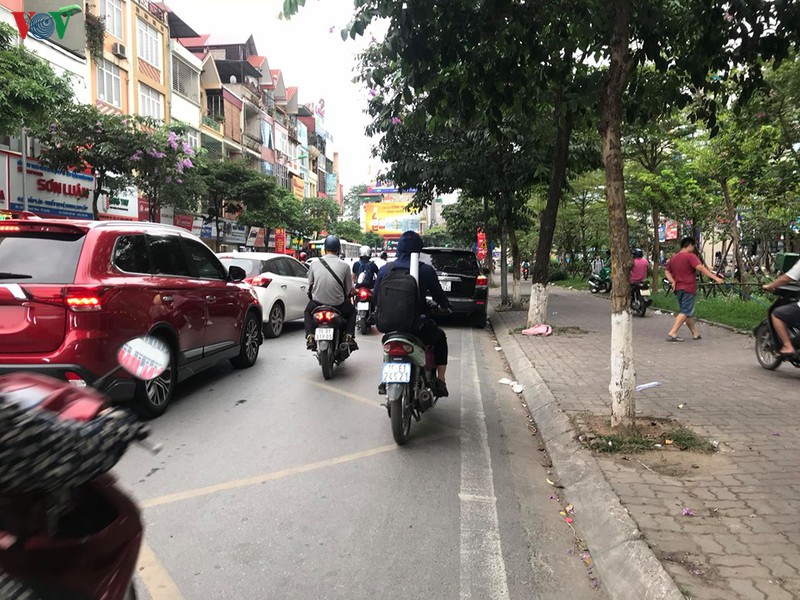 hoc sinh di hoc tro lai, moi nga duong o ha noi xe chat nhu nem coi hinh 16