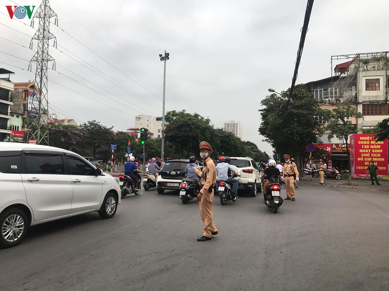 hoc sinh di hoc tro lai, moi nga duong o ha noi xe chat nhu nem coi hinh 17