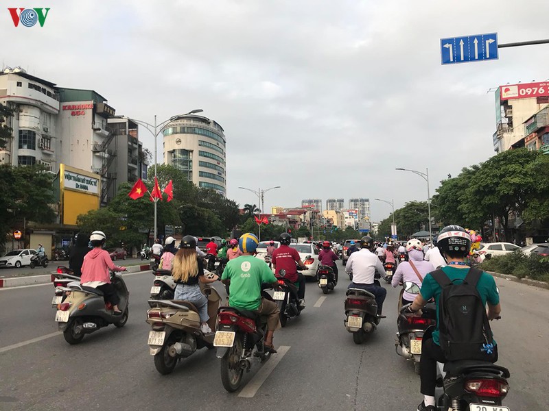 hoc sinh di hoc tro lai, moi nga duong o ha noi xe chat nhu nem coi hinh 18