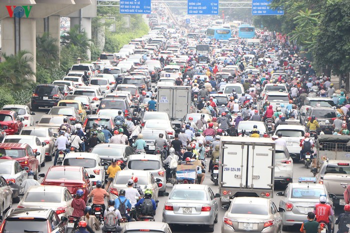 hoc sinh di hoc tro lai, moi nga duong o ha noi xe chat nhu nem coi hinh 3