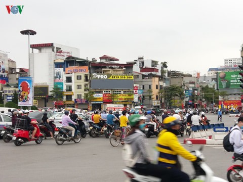 hoc sinh di hoc tro lai, moi nga duong o ha noi xe chat nhu "nem coi" hinh 6