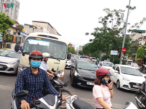 hoc sinh di hoc tro lai, moi nga duong o ha noi xe chat nhu "nem coi" hinh 8