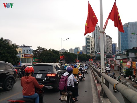 hoc sinh di hoc tro lai, moi nga duong o ha noi xe chat nhu "nem coi" hinh 10