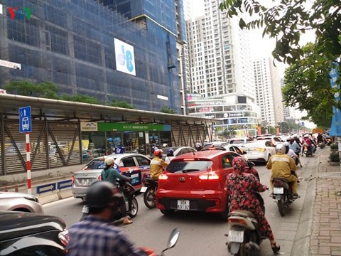 hoc sinh di hoc tro lai, moi nga duong o ha noi xe chat nhu "nem coi" hinh 11