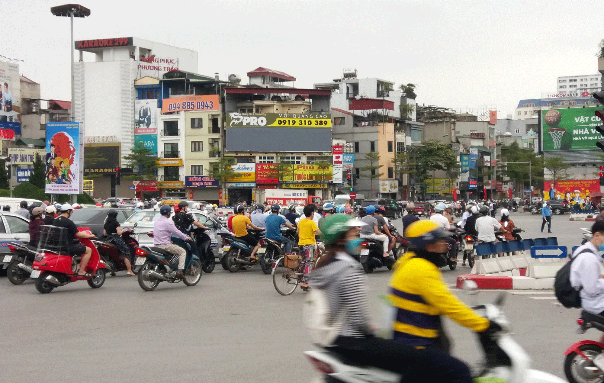 hoc sinh di hoc tro lai, moi nga duong o ha noi xe chat nhu nem coi hinh 6