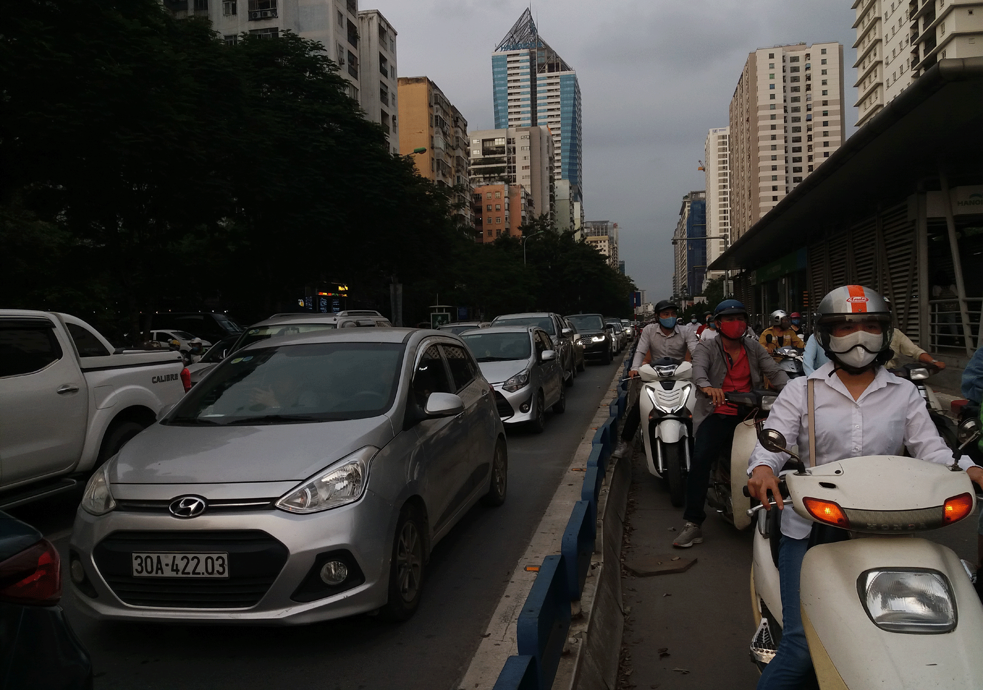 hoc sinh di hoc tro lai, moi nga duong o ha noi xe chat nhu nem coi hinh 12
