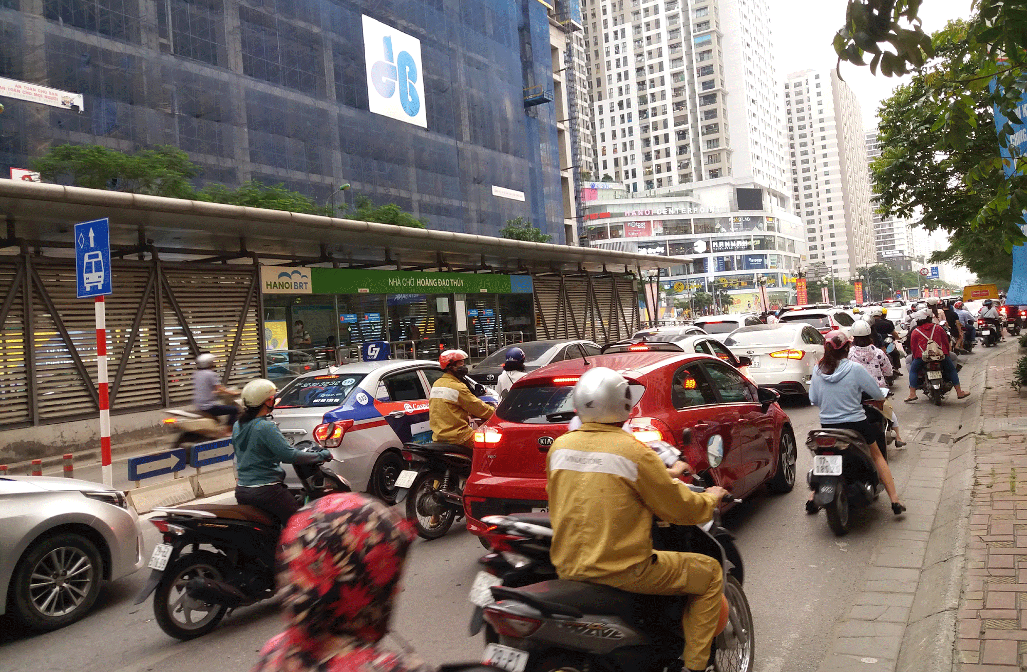 hoc sinh di hoc tro lai, moi nga duong o ha noi xe chat nhu nem coi hinh 11