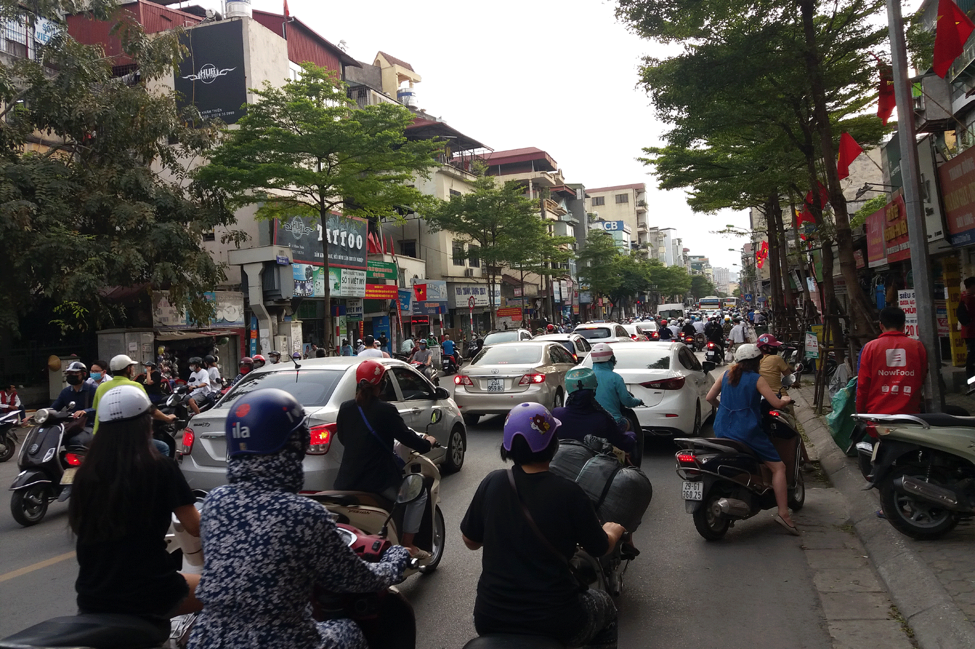 hoc sinh di hoc tro lai, moi nga duong o ha noi xe chat nhu nem coi hinh 14