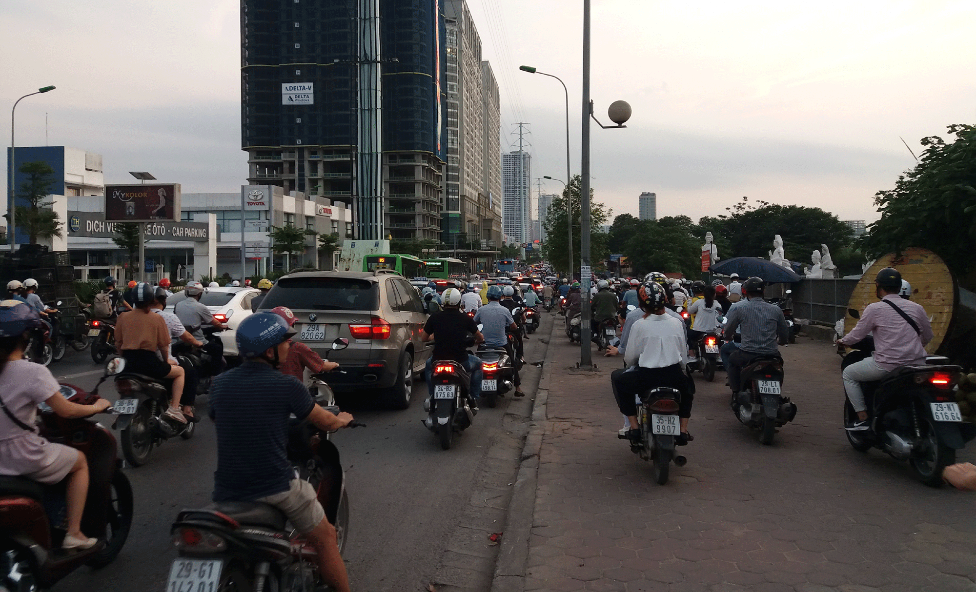hoc sinh di hoc tro lai, moi nga duong o ha noi xe chat nhu nem coi hinh 13