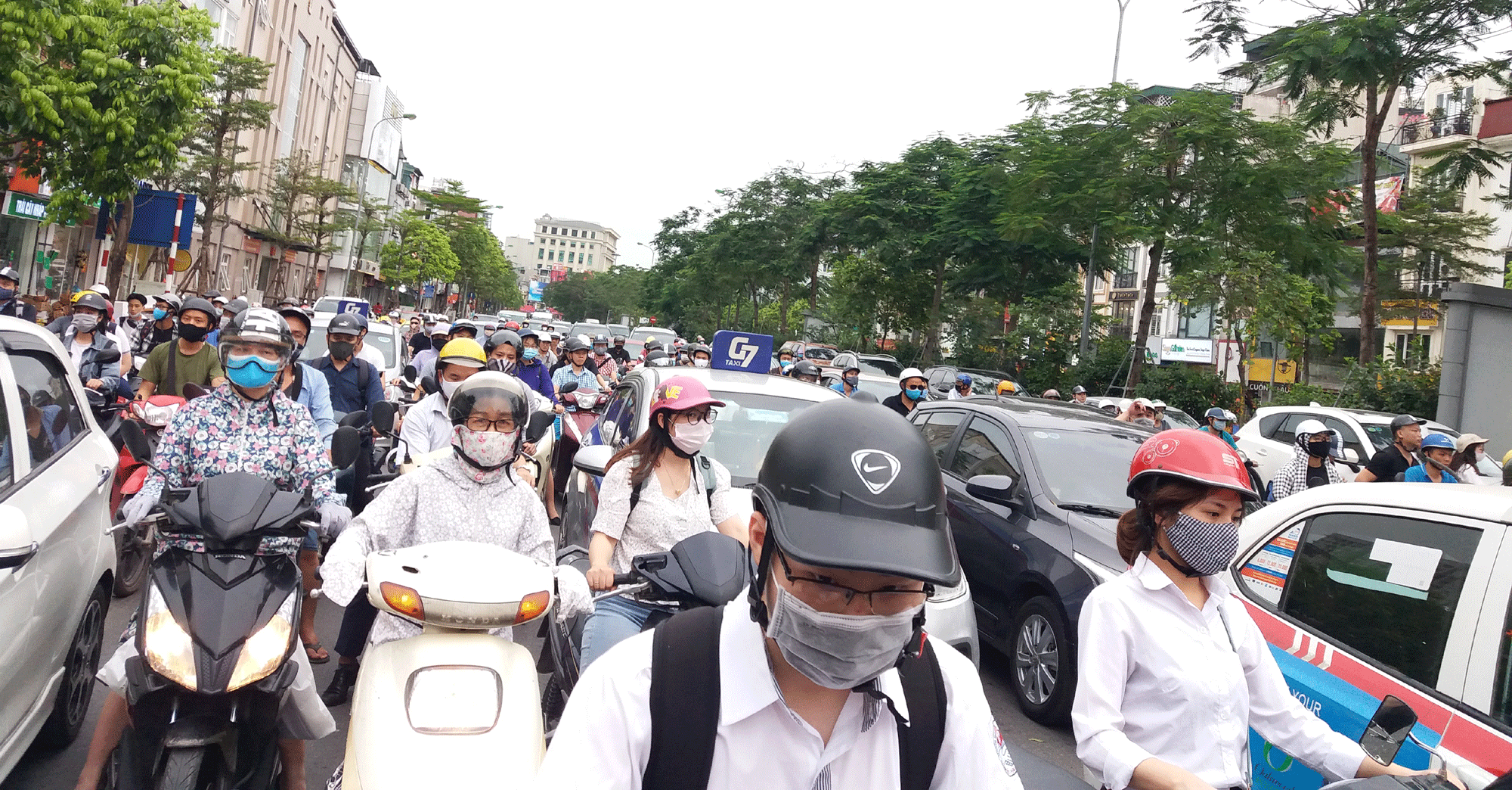 hoc sinh di hoc tro lai, moi nga duong o ha noi xe chat nhu nem coi hinh 7