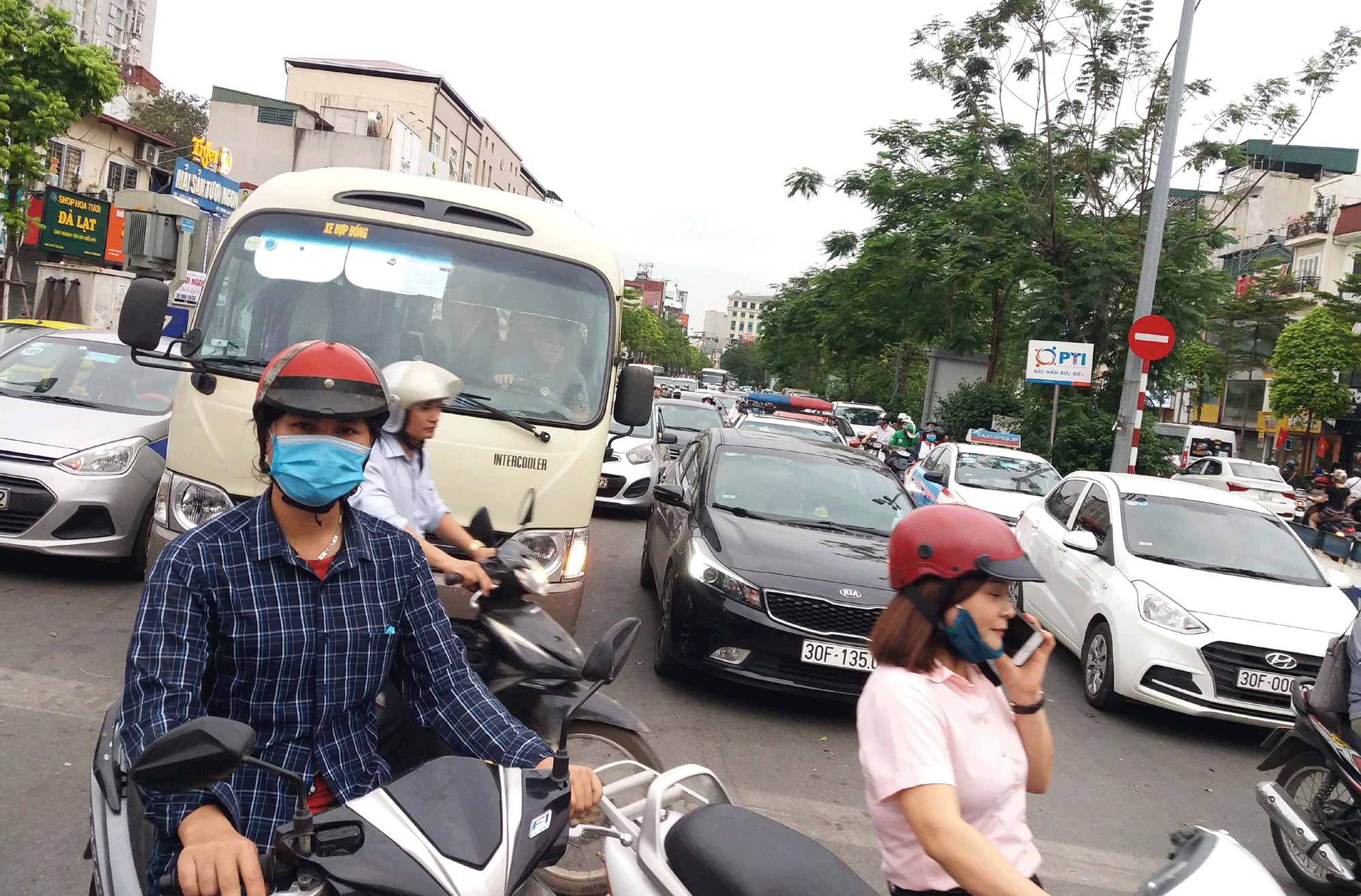 hoc sinh di hoc tro lai, moi nga duong o ha noi xe chat nhu nem coi hinh 8