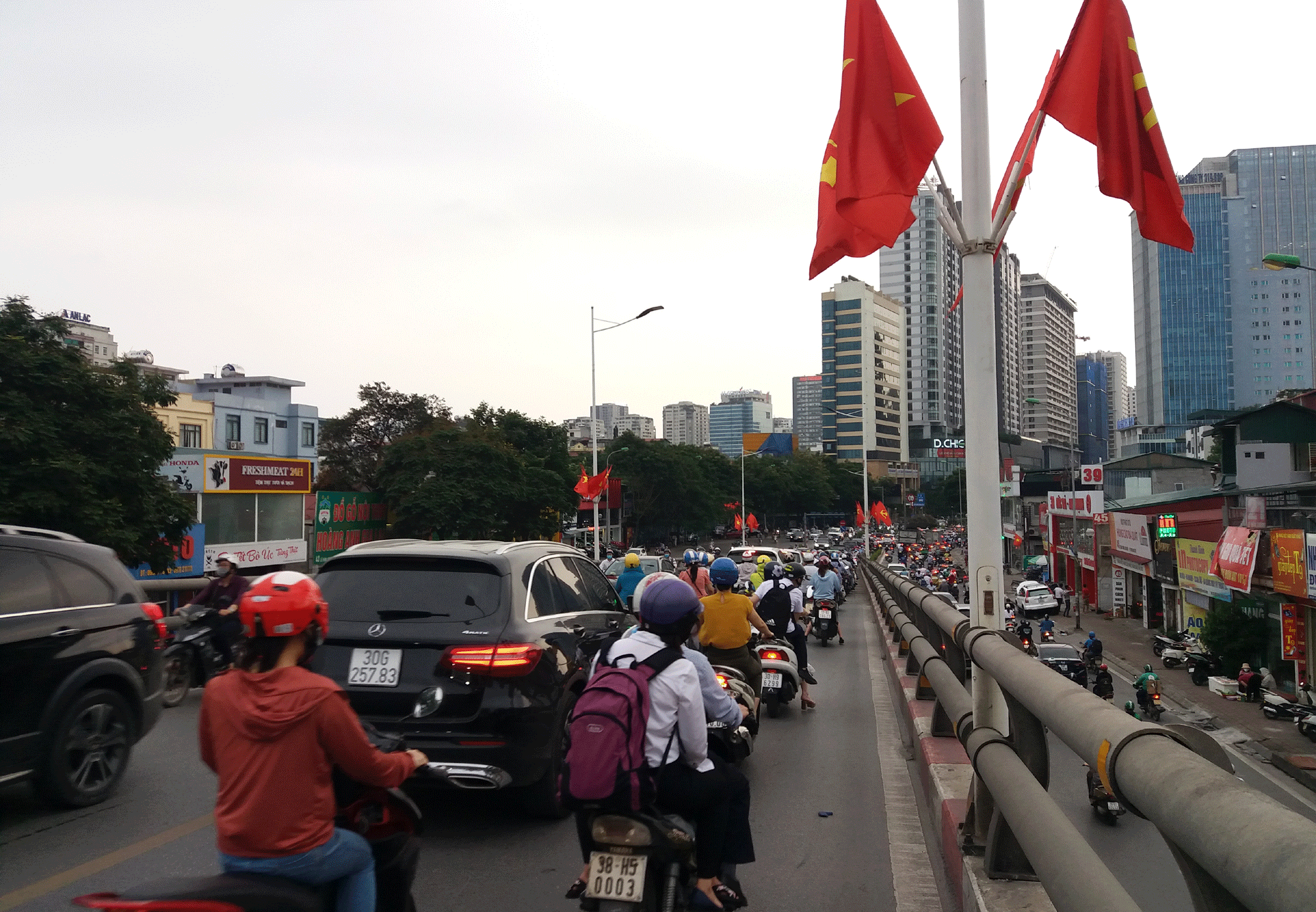 hoc sinh di hoc tro lai, moi nga duong o ha noi xe chat nhu nem coi hinh 10