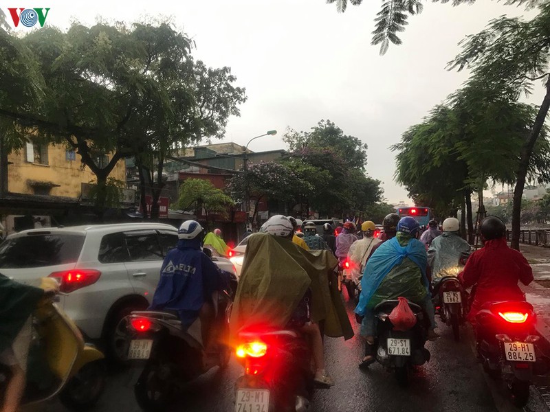 phu huynh, hoc sinh doi mua toi lop trong "dac san" tac duong ha noi  hinh 10