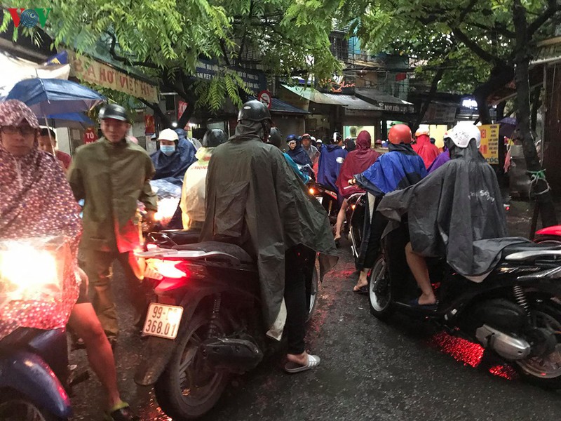 phu huynh, hoc sinh doi mua toi lop trong "dac san" tac duong ha noi  hinh 11