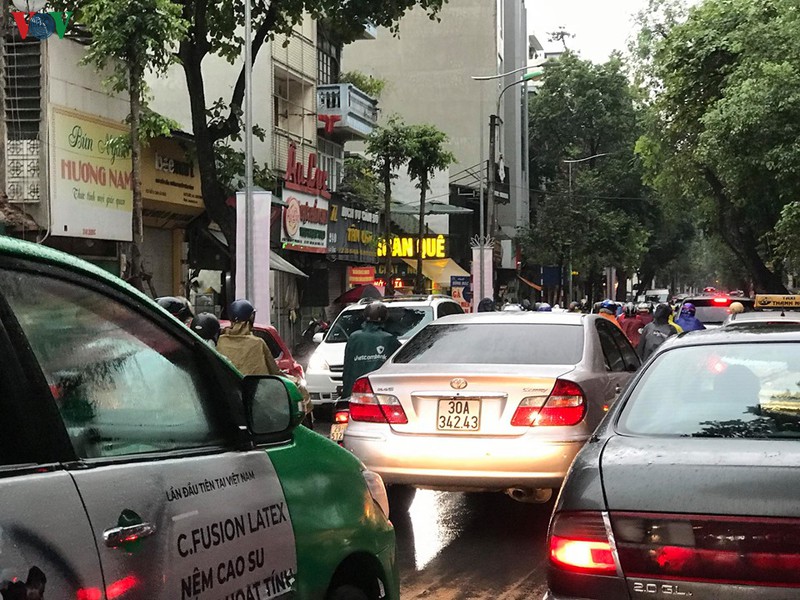 phu huynh, hoc sinh doi mua toi lop trong "dac san" tac duong ha noi  hinh 2