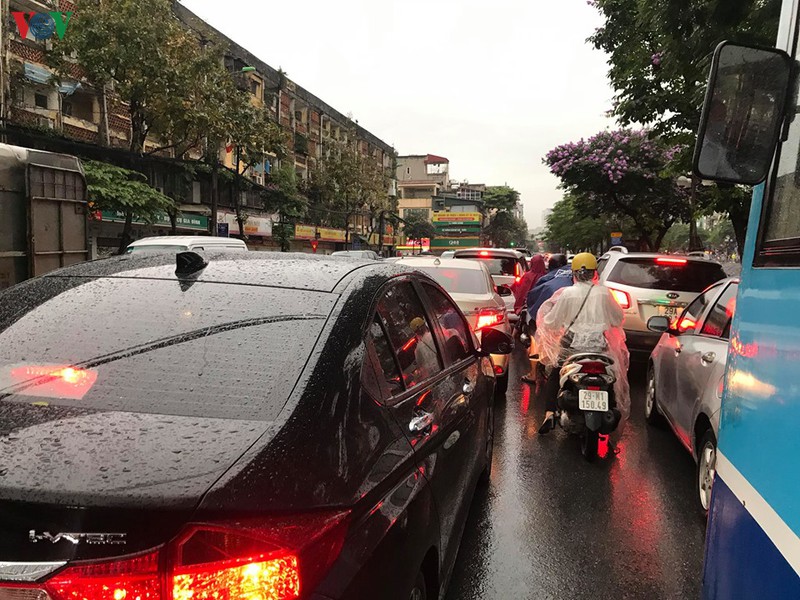 phu huynh, hoc sinh doi mua toi lop trong "dac san" tac duong ha noi  hinh 6