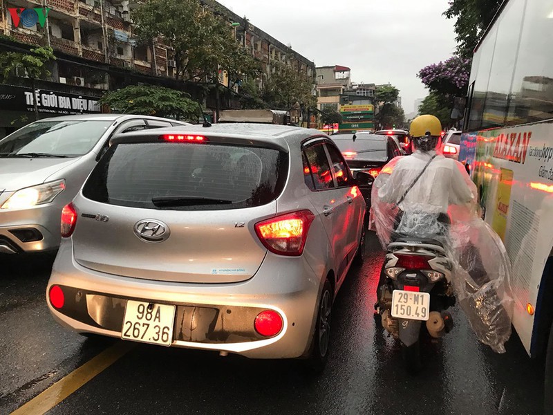 phu huynh, hoc sinh doi mua toi lop trong "dac san" tac duong ha noi  hinh 7