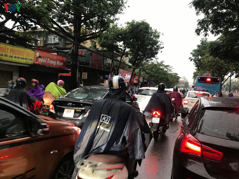 phu huynh, hoc sinh doi mua toi lop trong "dac san" tac duong ha noi  hinh 8