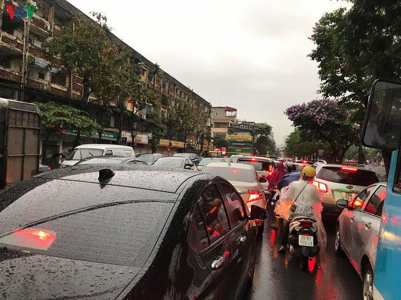 phu huynh, hoc sinh doi mua toi lop trong "dac san" tac duong ha noi  hinh 9