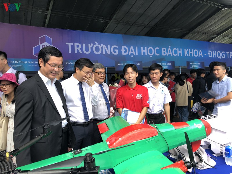 hang chuc ngan hoc sinh, phu huynh tham gia tu van huong nghiep tai tphcm hinh 1