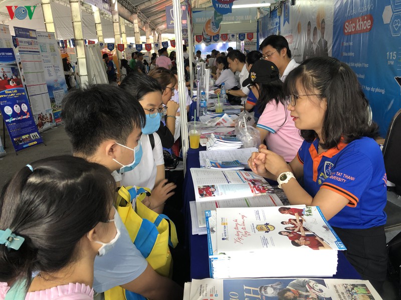 hang chuc ngan hoc sinh, phu huynh tham gia tu van huong nghiep tai tphcm hinh 2