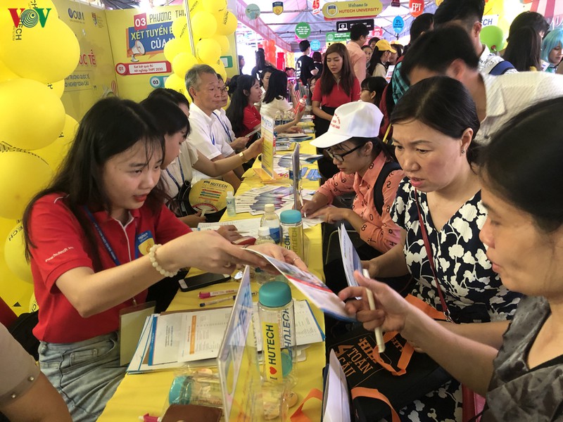 hang chuc ngan hoc sinh, phu huynh tham gia tu van huong nghiep tai tphcm hinh 3