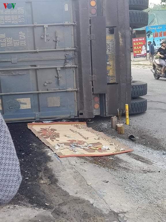 xe dau keo vao cua bi lat, container do de 2 nguoi di xe may tu vong hinh 1