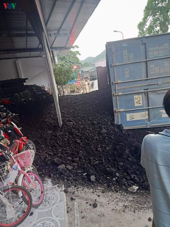 xe dau keo vao cua bi lat, container do de 2 nguoi di xe may tu vong hinh 2