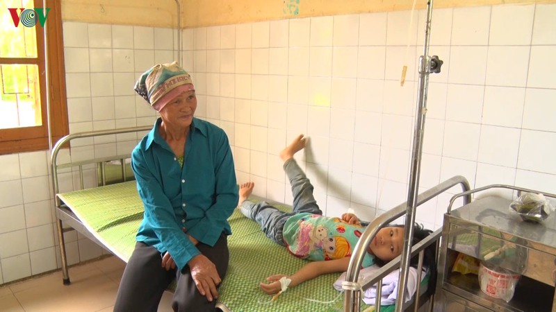 85 hoc sinh tieu hoc o lao cai nhap vien nghi di ung voi mon tom hinh 1