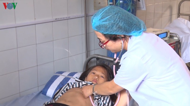 85 hoc sinh tieu hoc o lao cai nhap vien nghi di ung voi mon tom hinh 2