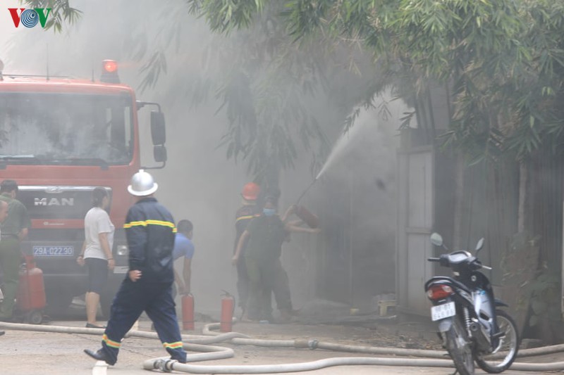 toan canh vu chay lon tai xuong hoa chat o quan long bien, ha noi hinh 11