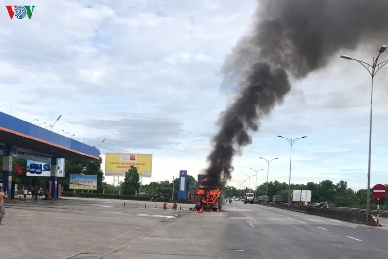 xe dau keo bat ngo phat hoa va boc chay du doi canh cay xang hinh 1