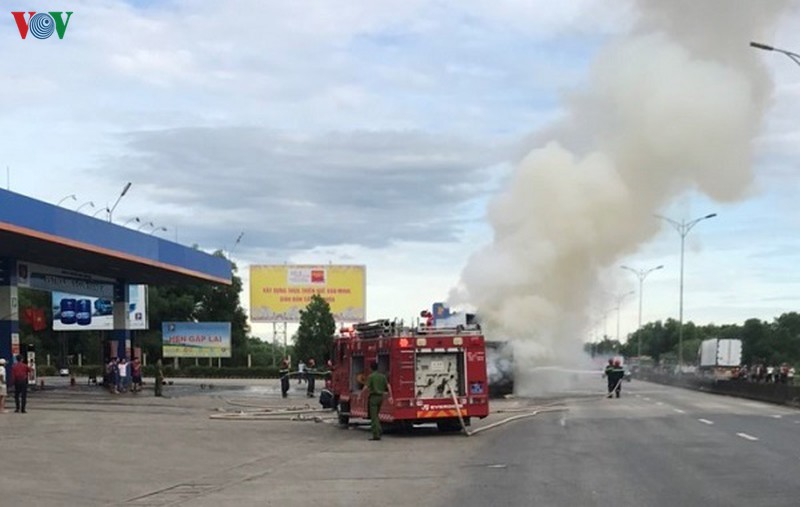 xe dau keo bat ngo phat hoa va boc chay du doi canh cay xang hinh 2