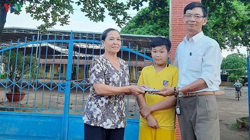 cau hoc sinh tra lai 50 trieu dong, nguoi bi mat xin nhan lam con nuoi hinh 1
