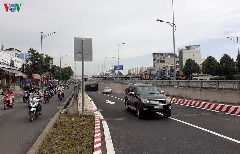 thong ham chui an suong, cua ngo phia tay bac cua tphcm het ket xe hinh 1