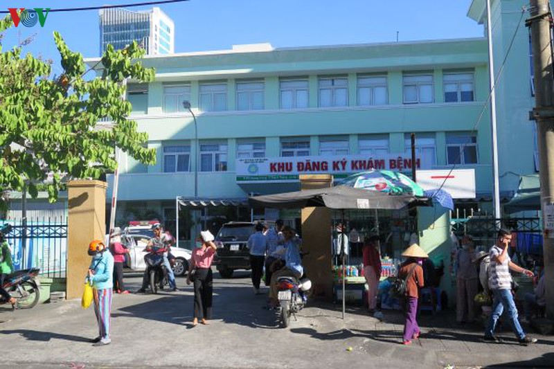 da nang tich cuc dieu tri ca mac covid-19, ra soat nguoi den benh vien c hinh 2