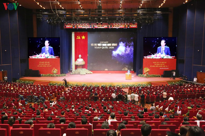 hinh anh xuc dong gap mat ba me viet nam anh hung toan quoc nam 2020 hinh 1