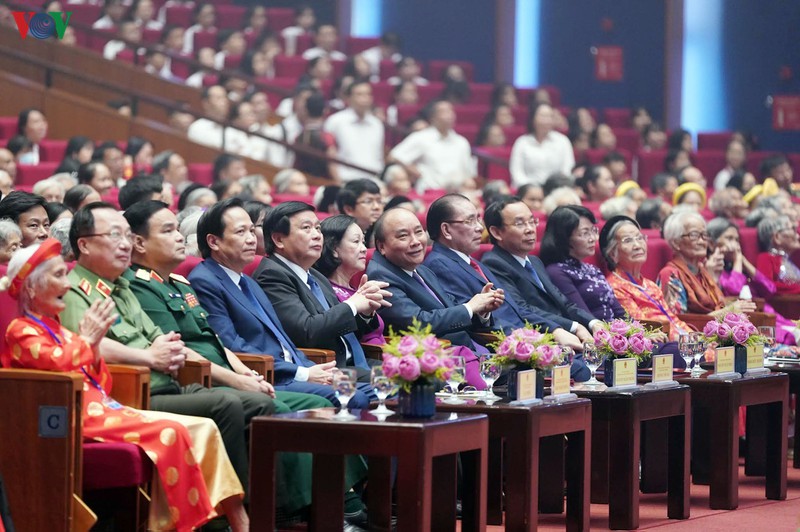 hinh anh xuc dong gap mat ba me viet nam anh hung toan quoc nam 2020 hinh 3