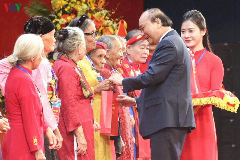 hinh anh xuc dong gap mat ba me viet nam anh hung toan quoc nam 2020 hinh 7
