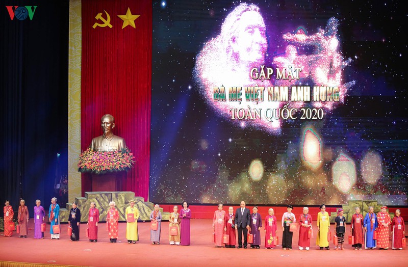hinh anh xuc dong gap mat ba me viet nam anh hung toan quoc nam 2020 hinh 8