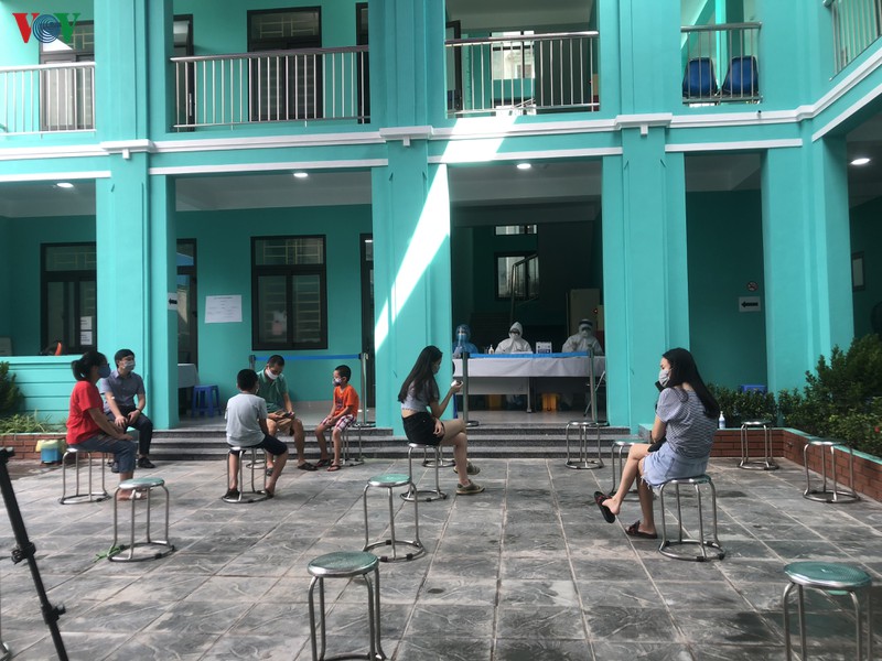 ha noi "tang toc" test nhanh covid-19 cho 21.000 nguoi tro ve tu da nang hinh 1