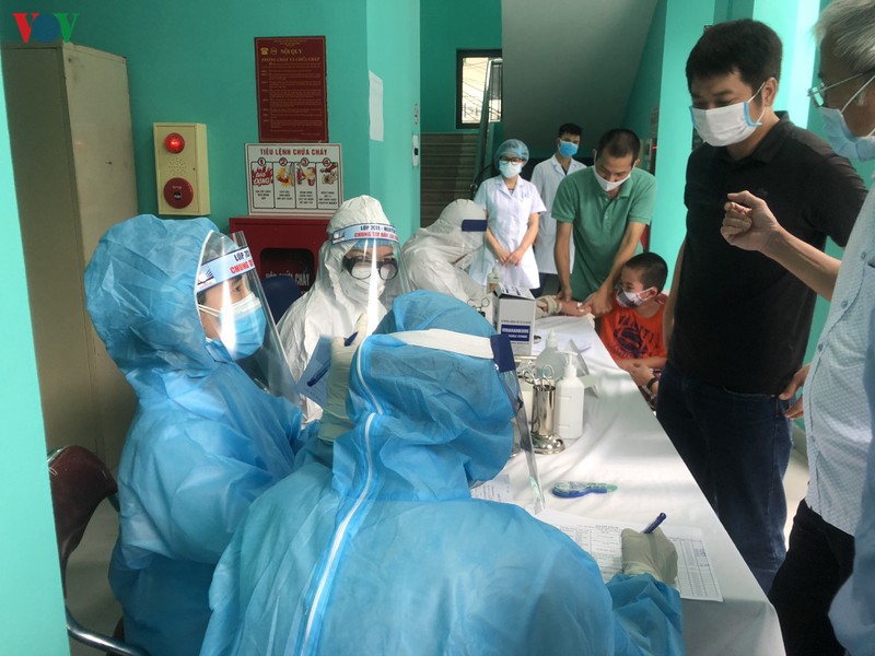 ha noi "tang toc" test nhanh covid-19 cho 21.000 nguoi tro ve tu da nang hinh 4