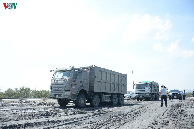dan kho vi van de moi truong o trung tam dien luc vinh tan hinh 1