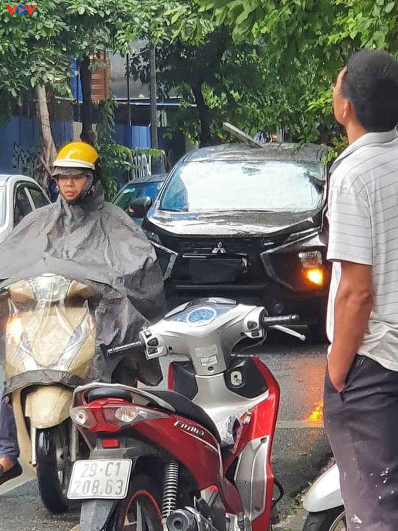 thanh thep tu toa nha tren pho hang voi roi xuyen thung o to hinh 2