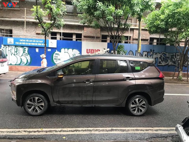 thanh thep tu toa nha tren pho hang voi roi xuyen thung o to hinh 1